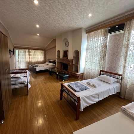 Twins Guest House バトゥーミ エクステリア 写真