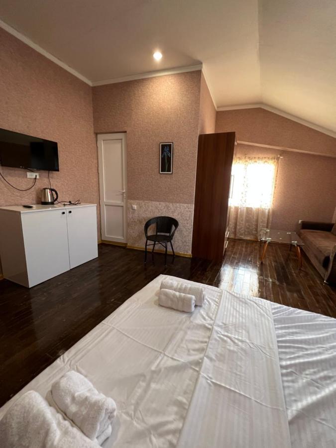 Twins Guest House バトゥーミ エクステリア 写真