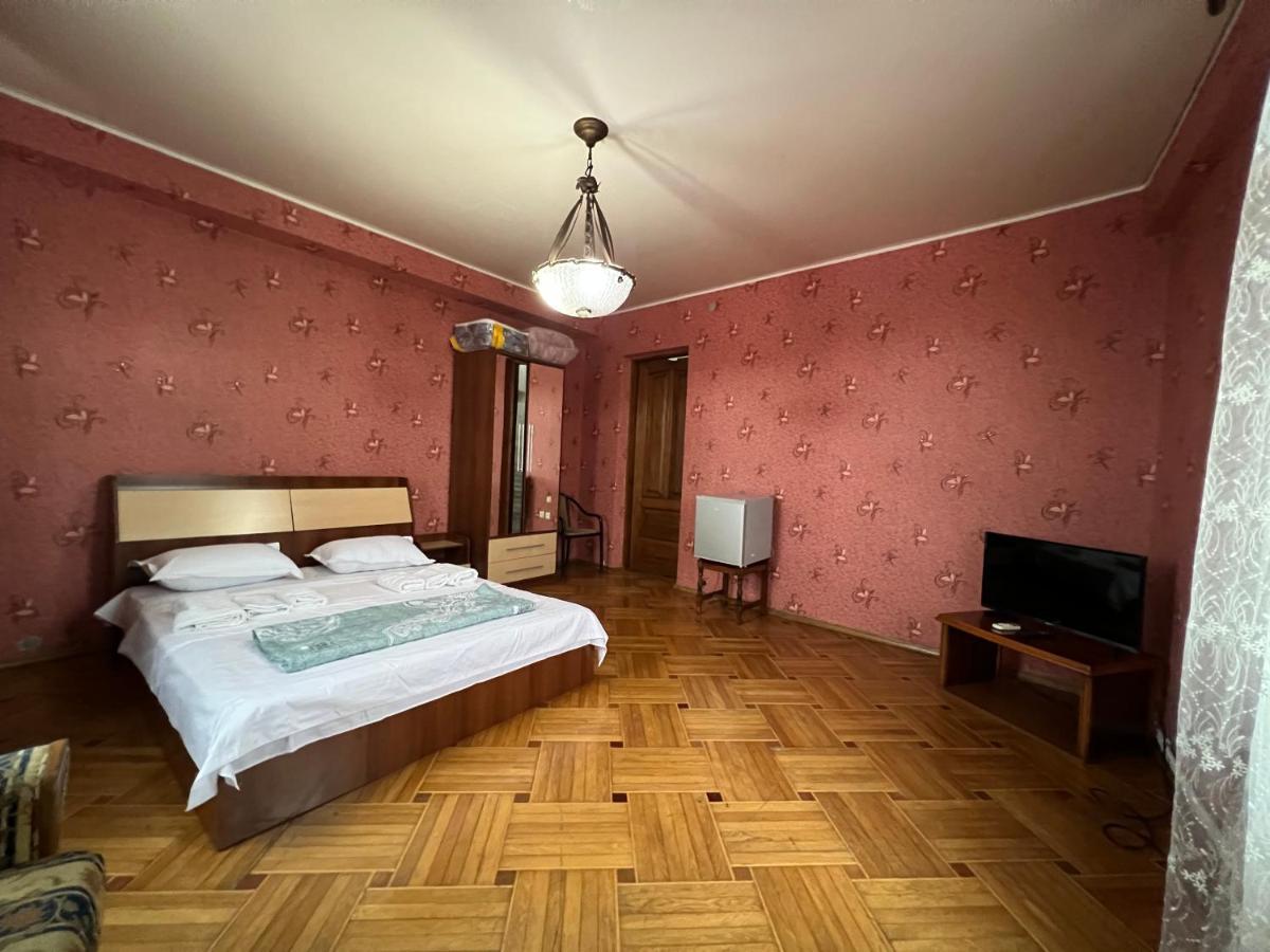 Twins Guest House バトゥーミ エクステリア 写真